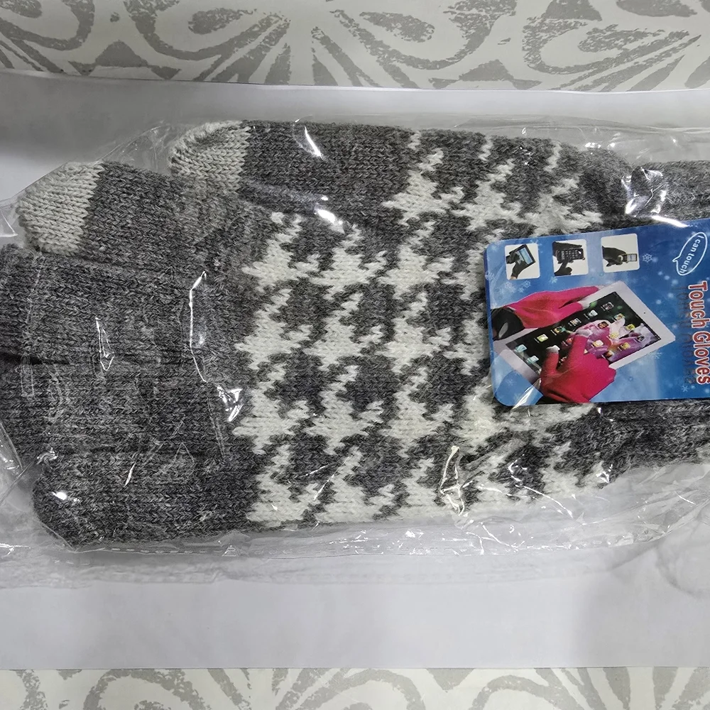 NWT Touchscreen Gloves – New in Package (Gray & White)